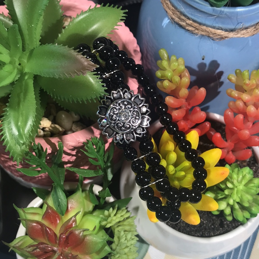 🛑🛑Black double strand stretch beaded bracelet with a beautiful Floral Snap✨